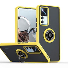 Funda Bumper Silicona y Plastico Mate Carcasa con Magnetico Anillo de dedo Soporte QW2 para Xiaomi Redmi K50 Ultra 5G Amarillo